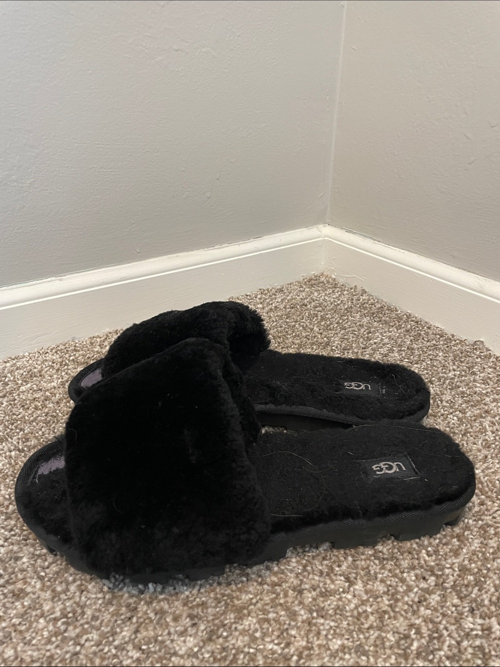 UGG Women’s Black Fuzzy Slippers Size 8
